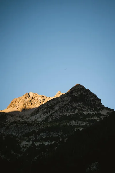 Luz Dourada Iluminando Topo Uma Montanha Rochosa Tena Valley Espanha — Fotografia de Stock