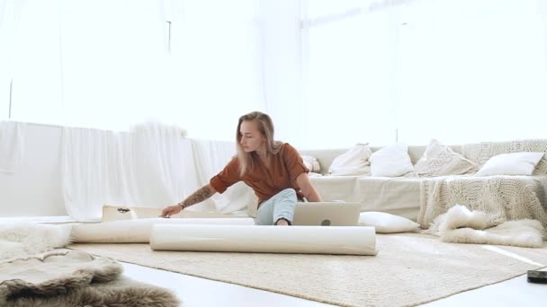 Student Meisje Zit Vloer Een Grote Lichte Kamer Met Ramen — Stockvideo