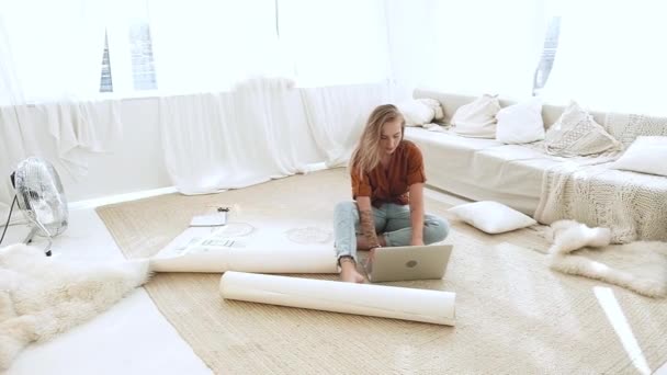 Estudiante Chica Está Sentado Suelo Una Habitación Grande Luminosa Con — Vídeos de Stock