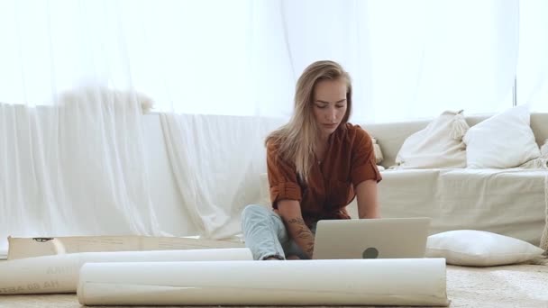 Mladá Architektka Sedí Doma Podlaze Velké Světlé Místnosti Okny Kreslenými — Stock video