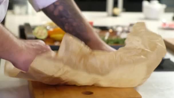 Macellaio Cuoco Cucina Casalinga Srotola Pergamena Con Due Pezzi Carne — Video Stock
