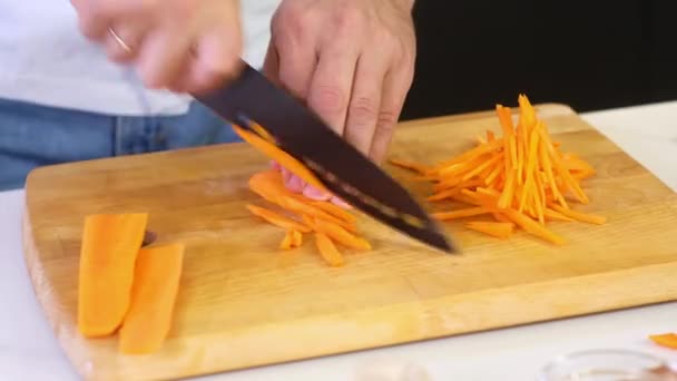Szef Kroi Marchewki Sałatkę Ostrym Nożem Szef Kuchni Przygotowuje Sałatkę — Wideo stockowe
