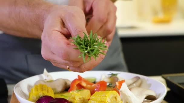 Chef Professionale Cucina Prepara Insalata Pomodori Peperoni Cipolle Funghi Spezie — Video Stock