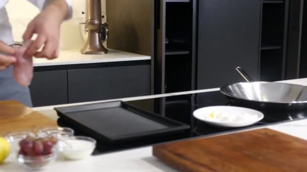 부엌에서 맛있는 요리를 것이다 고기에 양념을 채뜨거운 놓는다 야채와 레스토랑 — 비디오