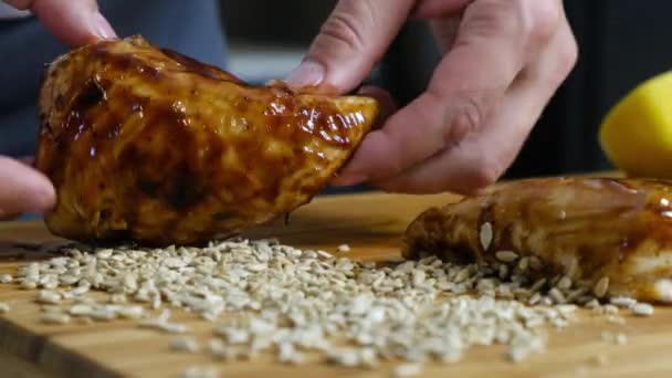 Kucharz Kuchni Domowej Przygotowuje Pyszny Obiad Indyka Mięsa Mężczyzna Kładzie — Wideo stockowe