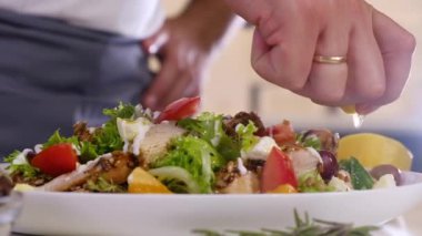 Şef taze sebze salatasına limon suyu döker. Evde, mutfakta ızgara hindi etiyle lezzetli domates biberi salatası pişirmek. Evde sağlıklı ve lezzetli yemekler. Yemek hazırlığı..