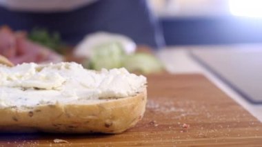 Şef, kıtır ekmeklere ince salatalık dilimleri koyar. Peynirli sandviç hazırlar. Mutfakta peynirli ev yapımı jambonlu sandviç yapıyorum. Sabah kahvaltısı ve öğle yemeği. Restoranda fast food..