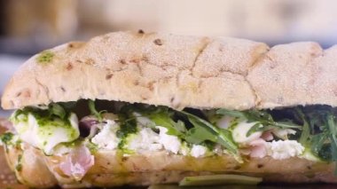 Peynirli salatalık ve salatalı büyük sandviç. Ev mutfağında yemek hazırlıyorum. Kahvaltı hazırlamak ya da restoranda öğle yemeği. Fast food yakın plan. Sağlıklı gıda kavramı