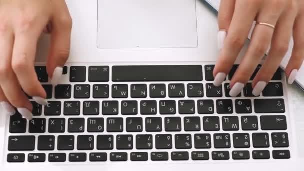 Zicht Vanaf Het Begin Vrouwelijke Vingers Type Laptop Toetsenbord Het — Stockvideo