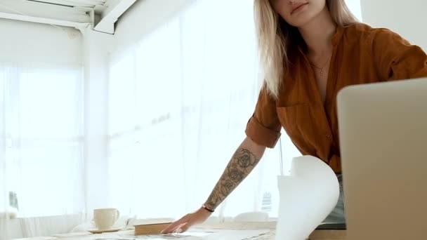 Portrait Jeune Architecte Designer Tenue Hipster Dans Une Pièce Lumineuse — Video