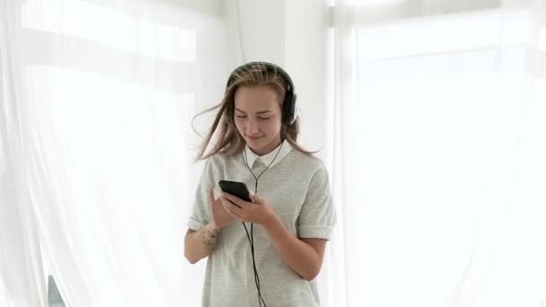 Jovem Cinza Vestido Curto Está Dançando Rindo Com Felicidade Quarto — Vídeo de Stock