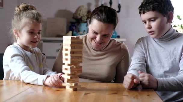 Ευτυχισμένη Ενήλικη Μαμά Που Παίζει Δύο Χαριτωμένα Παιδιά Εκπαιδευτικά Παιχνίδια — Αρχείο Βίντεο
