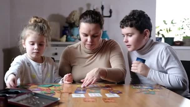 Brädspel Med Hela Familjen Hemma Mysig Inredning Glada Unga Mor — Stockvideo