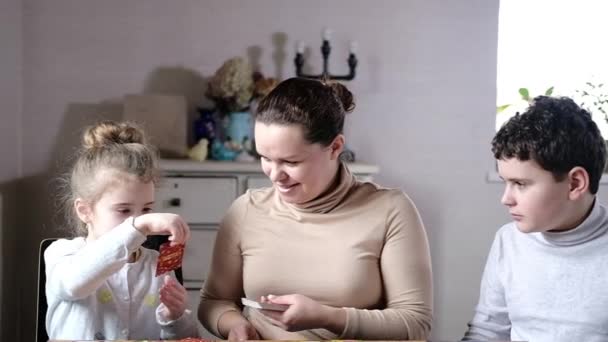 Styrelsens Pedagogiska Spel Med Familjen Hemma Rolig Vit Ung Mamma — Stockvideo