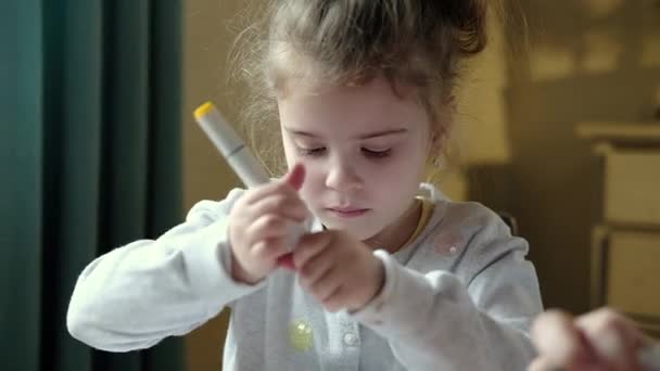 Кавказькі Діти Малюють Картини Кольоровим Олівцем Папері Яскравій Вітальні Використовуючи — стокове відео