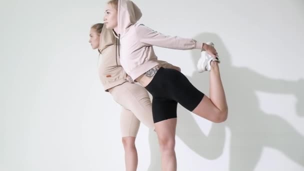 Eine Gruppe Junger Mädchen Sportbekleidung Betreibt Gymnastik Und Aerobic Einem — Stockvideo