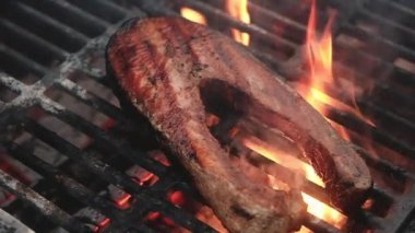 Somon bifteği ateşte ve dumanda ızgarada kızartılır. Izgarada deniz ürünleri. Piknikte ızgara deniz ürünleri.