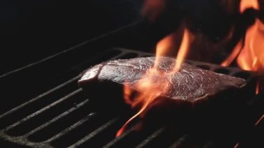 Sulu çiğ biftek filetosu kızgın kömürlerde ızgarada kızartılıyor. Akşamları arkadaşlarla barbekü partisi. Şenlik ateşinde açık ateşte yemek pişirmek.