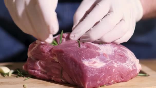 Lagar Mat Köket Hemma Kocken Tillagar Stor Bit Färskt Saftigt — Stockvideo