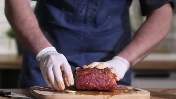 Preparando Comida Cocina Casera Guante Cocinero Extiende Especias Romero Ajo — Vídeos de Stock