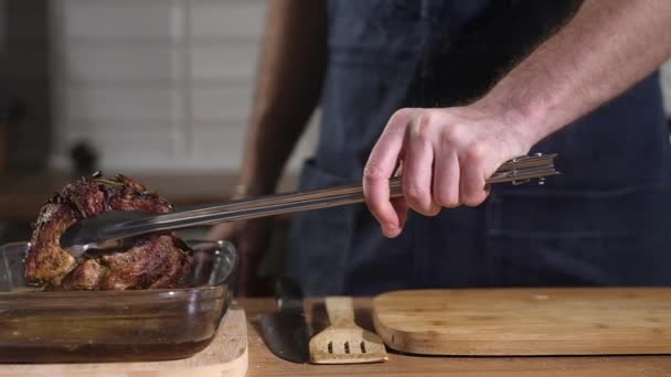 Chef Macho Prepara Carne Parrilla Con Corteza Crujiente Especias Horneadas — Vídeos de Stock