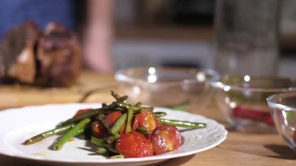 Vlees Koken Met Gegrilde Groenten Sluit Maar Mannelijke Chef Kok — Stockvideo