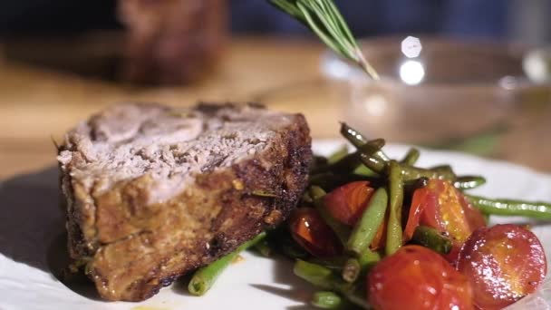 Matlagning Kött Med Grillade Grönsaker Hemköket Närbild Hane Kock Dekorerar — Stockvideo