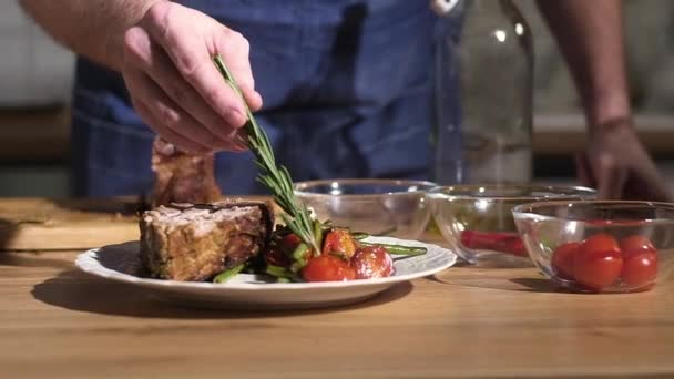 Memasak Daging Dengan Sayuran Panggang Dapur Rumah Koki Laki Laki — Stok Video