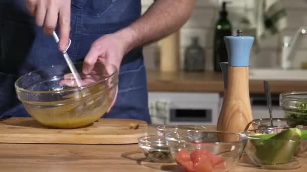 Człowiek Przygotowuje Obiad Kuchni Gotować Bicze Sos Szklanej Misce Gotowanie — Wideo stockowe