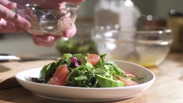 Szef Kuchni Przygotowuje Dietetyczny Lunch Kuchni Szef Kuchni Umieszcza Plastry — Wideo stockowe