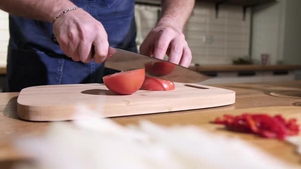 Profesionální Kuchař Pracuje Kuchyni Restaurace Šéfkuchař Nakrájí Červené Zralé Šťavnaté — Stock video