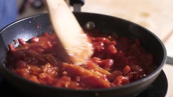 Memasak Saus Tomat Untuk Pasta Koki Bekerja Dapur Rebusan Sayuran — Stok Video