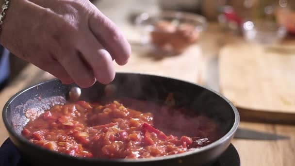 パスタ用のトマトソースを作る プロのシェフはレストランのキッチンで働いています シェフがトマトソースと野菜のグリルに卵を追加します 伝統的なイタリアのパスタのためのおいしいホットソースを調理 — ストック動画