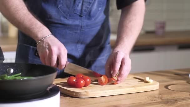 Chef Profesional Trabaja Cocina Del Restaurante Chef Rebanadas Tomate Jugoso — Vídeo de stock