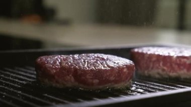 Hamburger için lezzetli et ev mutfağında ızgara tavada kızartılır. Lokanta mutfağında lezzetli ızgara hamburger pişirmek. Malzemelerin hazırlanması. Lezzetli ev yapımı hamburgerlerle barbekü.