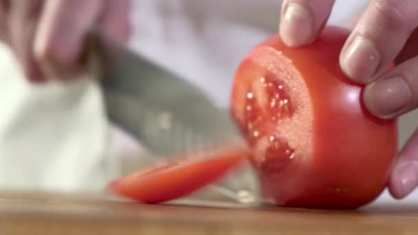 Chef Schneidet Saftige Frische Tomaten Mit Scharfem Messer Scheiben Für — Stockvideo