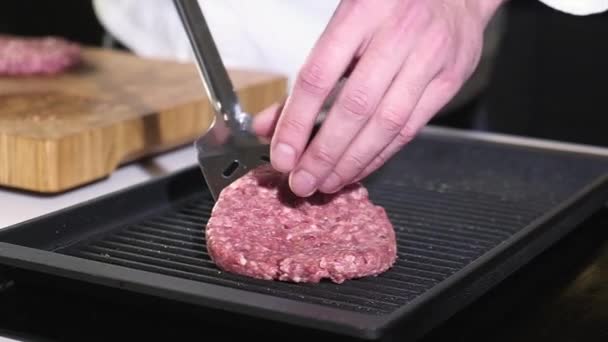 Raw Beef Patty Tillagas Pan Biff För Hamburgare Stekt Gatumat — Stockvideo