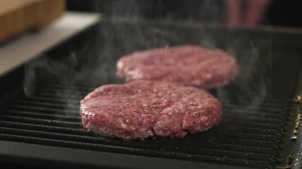 Patty Ternera Cruda Cocida Sartén Caliente Filete Para Hamburguesa Frito — Vídeo de stock