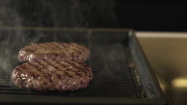 餐馆里的快餐 肉馅牛肉饼是用热烤锅烹调的 有美味的自制汉堡包的烧烤 — 图库视频影像