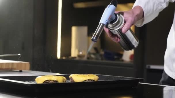 Mutfakta Aşçı Lezzetli Hamburger Için Köfteleri Dilimlenmiş Taze Peynirle Hazırlar — Stok video