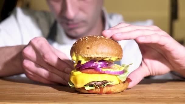 Vaření Mňam Domácí Burger Šéf Dělá Vynikající Šťavnatý Burger Hovězí — Stock video