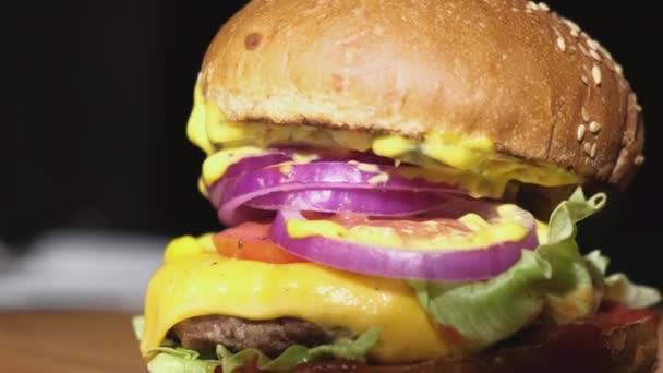 Fast Food Kochen Leckere Hausgemachte Burger Leckere Saftige Hamburger Mit — Stockvideo