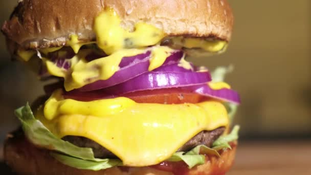 Fast Food Kochen Leckere Hausgemachte Burger Köstliche Saftige Burger Mit — Stockvideo