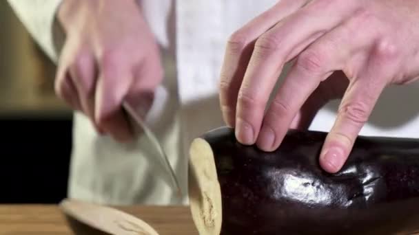 Cook Coupe Une Aubergine Fraîche Mûre Avec Couteau Tranchant Préparation — Video