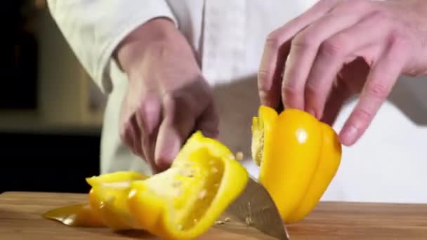 Cook Vágja Friss Érett Sárga Paprika Éles Késsel Hozzávalók Elkészítése — Stock videók