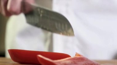 Aşçı taze kırmızı biberleri keskin bıçakla keser. Meksika usulü taco, sebze ve baharat hazırlamak için malzemeler. Sağlıklı ve sağlıklı beslenme için sebze dilimleme