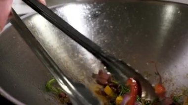 Mutfaktaki profesyonel şef Meksika usulü taco tortillasını maşayla dolduruyor. Ulusal Meksika 'da geleneksel baharatlı yiyecekler. Lokantada doyurucu bir atıştırmalık. yakın plan