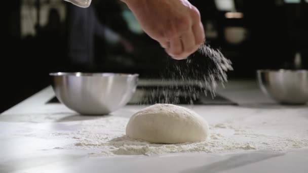 Baker Prépare Pâte Pour Pizza Italienne Traditionnelle Chef Dans Boulangerie — Video