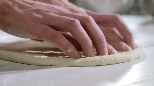 Επαγγελματίας Φούρναρης Ετοιμάζει Ζύμη Για Παραδοσιακή Ιταλική Πίτσα Μαγειρική Πίτσα — Αρχείο Βίντεο