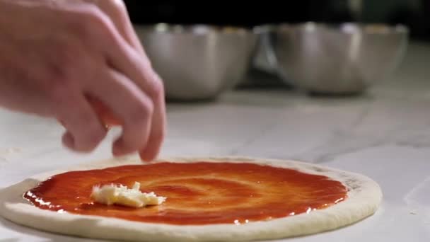 Professionele Bakker Bereidt Traditionele Italiaanse Pizza Pizza Koken Restaurant Keuken — Stockvideo